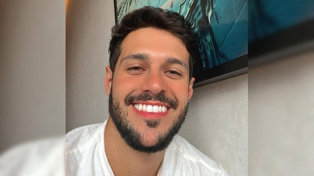 Rodrigo Mussi sorrindo em selfie