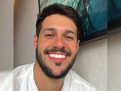 Rodrigo Mussi sorrindo em selfie