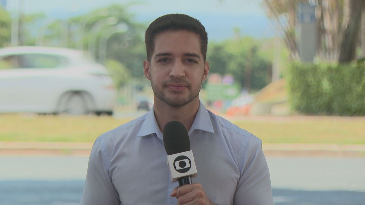Imagem mostra o jornalista Gabriel Luiz durante uma passagem na filiada da TV Globo no Distrito Federal