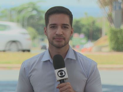 Imagem mostra o jornalista Gabriel Luiz durante uma passagem na filiada da TV Globo no Distrito Federal