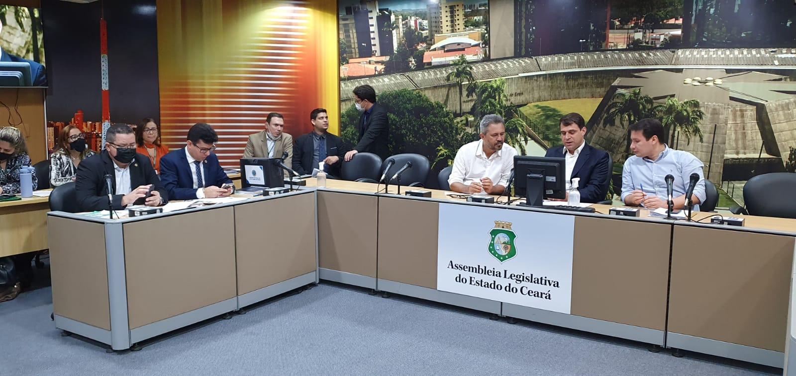 Deputados e depoente da sessão de terça-feira (26) na CPI das Associações Militares.