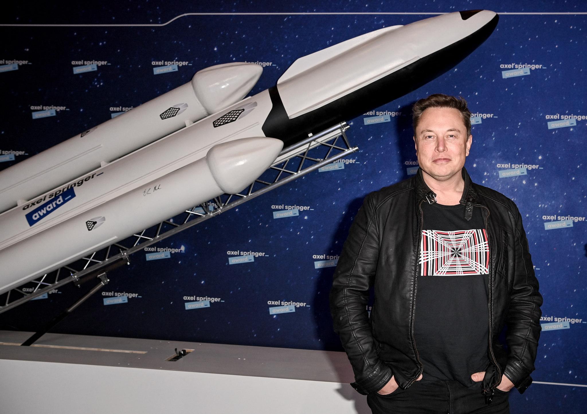 O proprietário da SpaceX e CEO da Tesla, Elon Musk (R), gesticula ao chegar no tapete vermelho da cerimônia do Axel Springer Awards, em Berlim, em 1º de dezembro de 2020