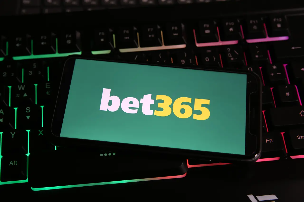 Foto do site Bet365 em cima de computador