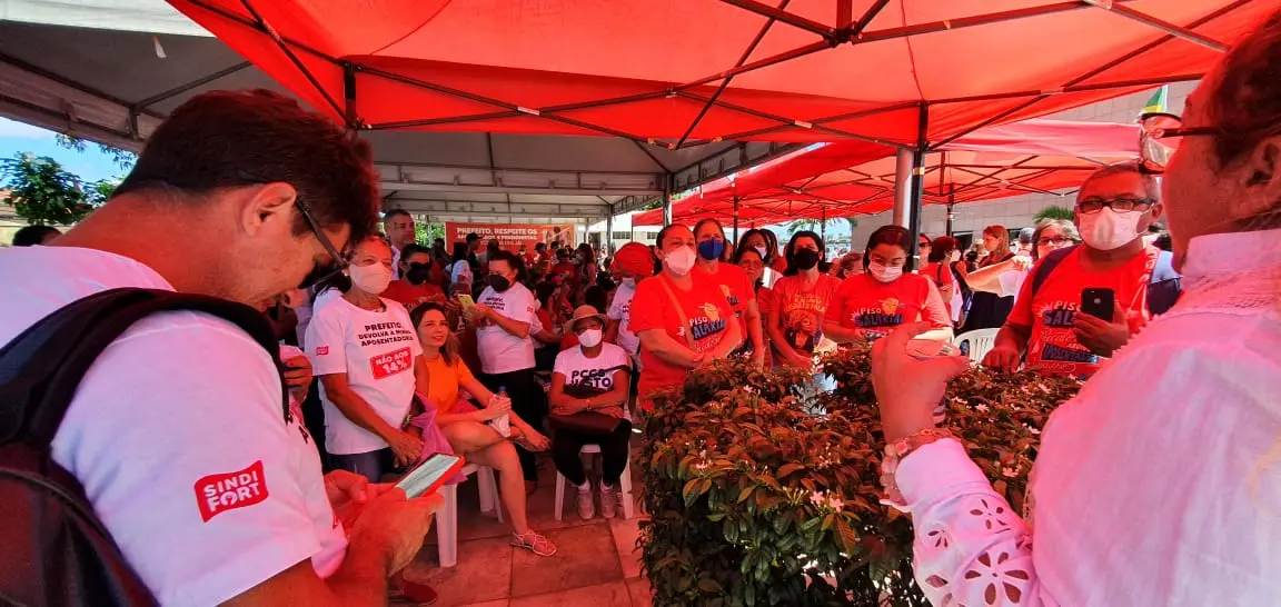 Servidores municipais em protesto na Câmara Municipal de Fortaleza contra a Reforma da Previdência.