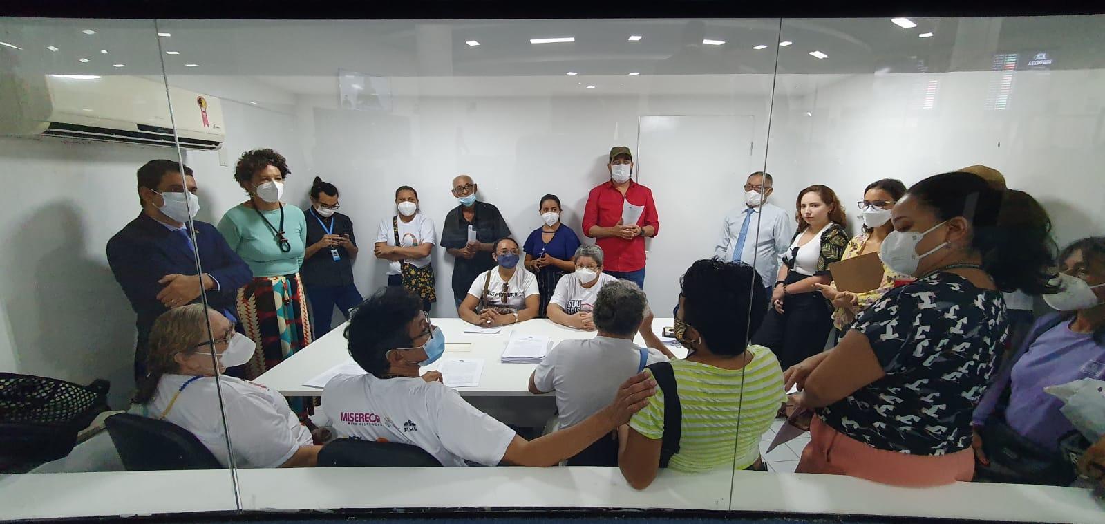 Reunião entre representantes de Zeis e vereadores na Câmara Municipal de Fortaleza.