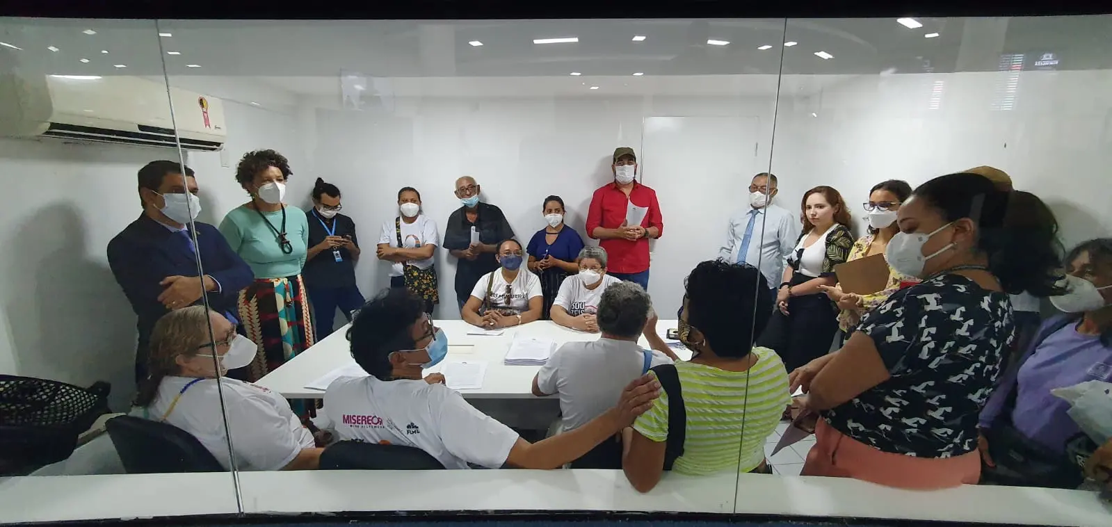 Reunião entre representantes de Zeis e vereadores na Câmara Municipal de Fortaleza.