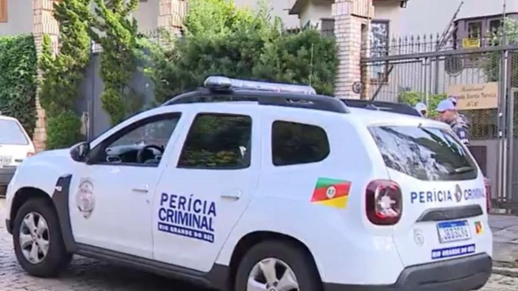 Viatura da Perícia Criminal na frente de casa onde empresário é suspeito de matar família em Porta Alegre, Rio Grande do Sul