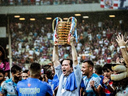 Marcelo Paz levanta troféu da Copa do Nordeste