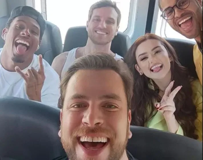 Gustavo, Eslovênia, Lucas, Paulo  André e Luciano na van a caminho dos estúdios Globo