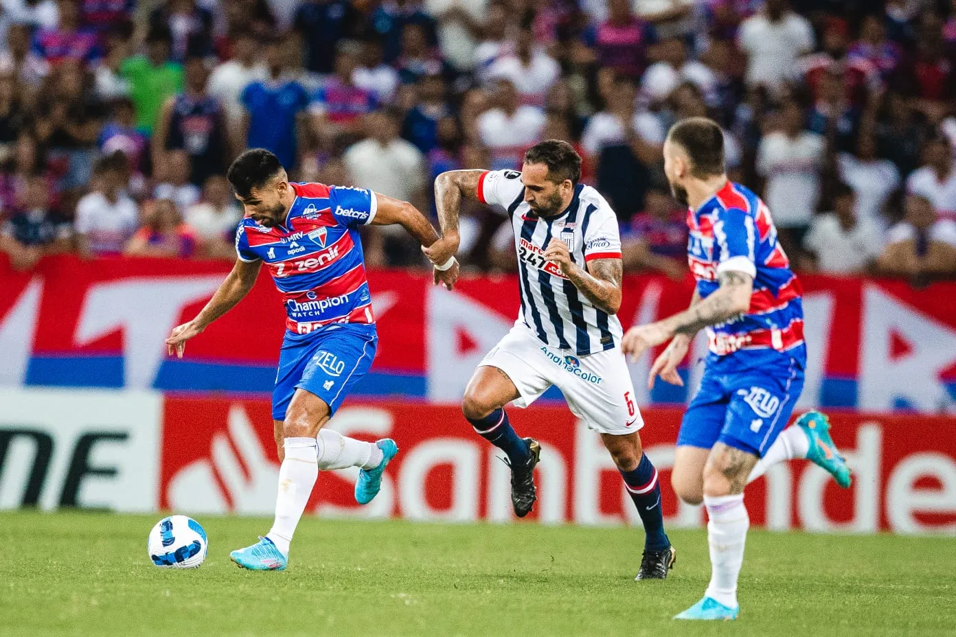 Fortaleza e Alianza Lima em campo pela Libertadores no Castelão