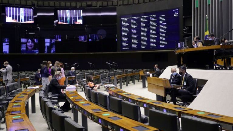 Câmara dos Deputados aprova permanência de R$ 400 para Auxílio Brasil