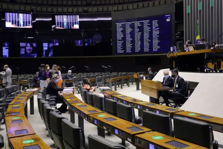 Câmara dos Deputados aprova permanência de R$ 400 para Auxílio Brasil