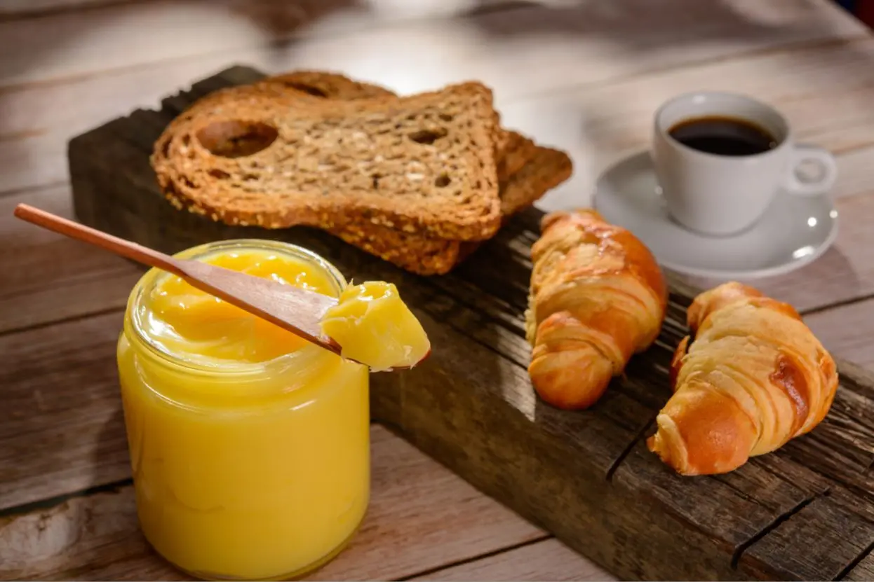 Ghee com torrada, croissant e café