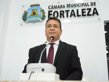 Ronivaldo Maia na tribuna da Câmara Municipal de Fortaleza.