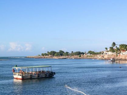 O pôr do sol na Barra do Ceará é uma das principais paisagens reservadas aos navegantes do barco