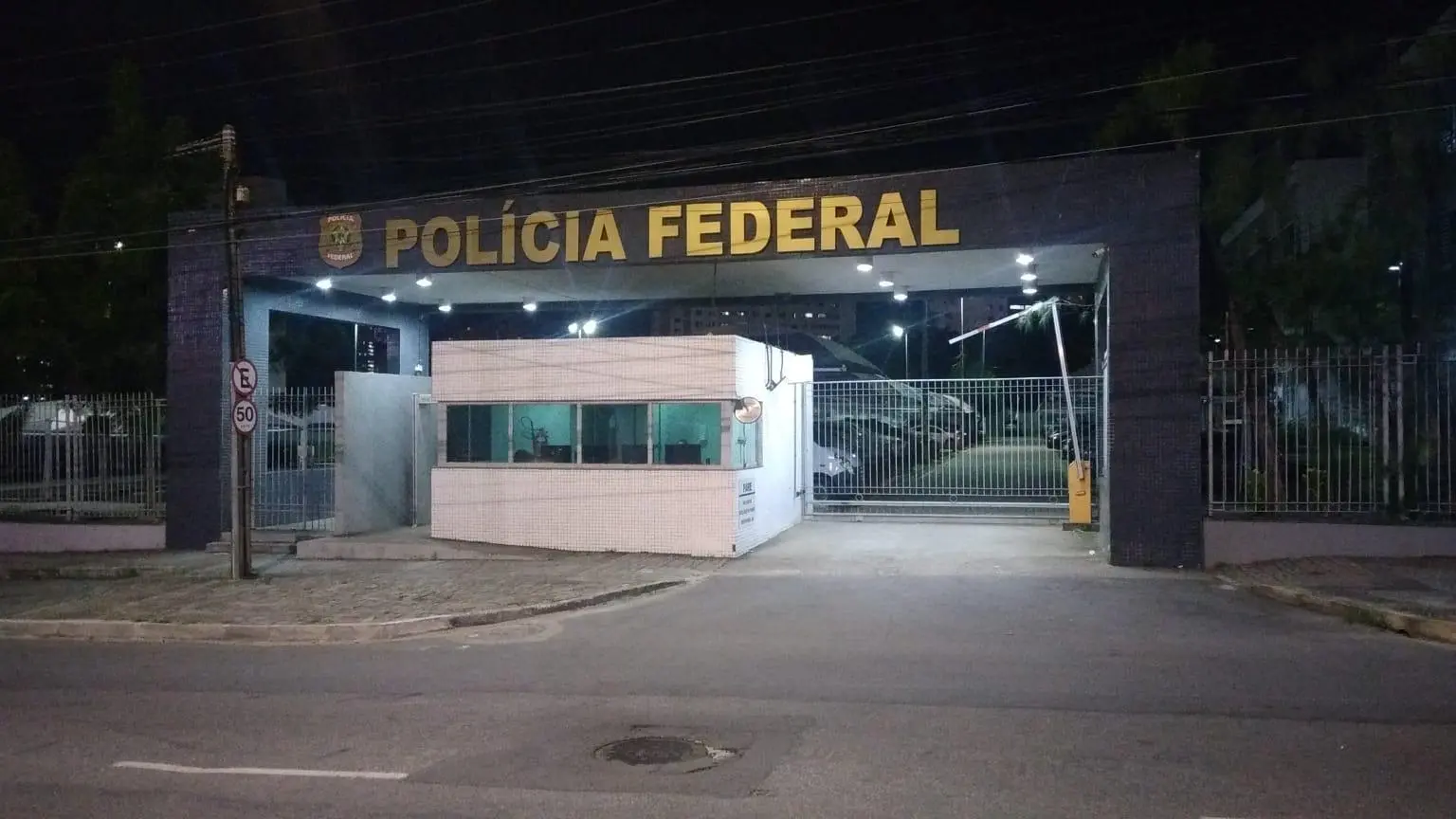 Homem preso e algemado fugiu da sede da Polícia Federal, na tarde da última quinta-feira (27)