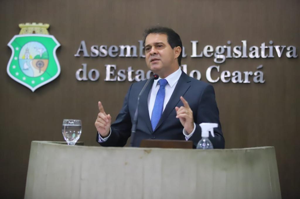 O deputado estadual Evandro Leitão, presidente da Assembleia Legislativa do Ceará, discursa na tribuna da Casa.
