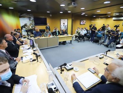 Deputados estaduais em reunião técnica com a Enel sobre aumento de 25% na conta de energia no Ceará.