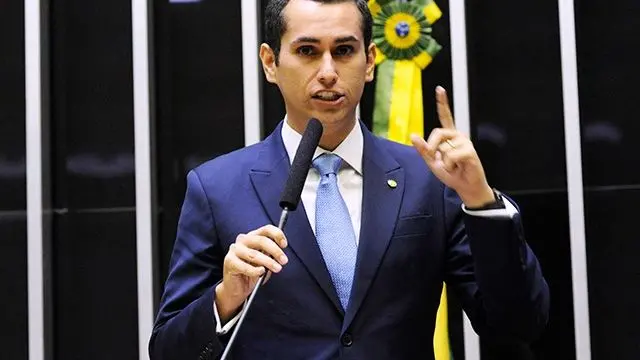 O deputado federal Domingos Neto (PSD) discursa no Congresso Nacional.