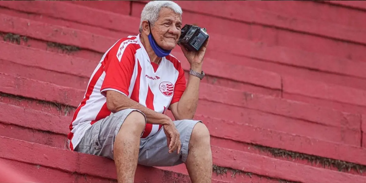 Imagem mostra homem segurando rádio de pilha