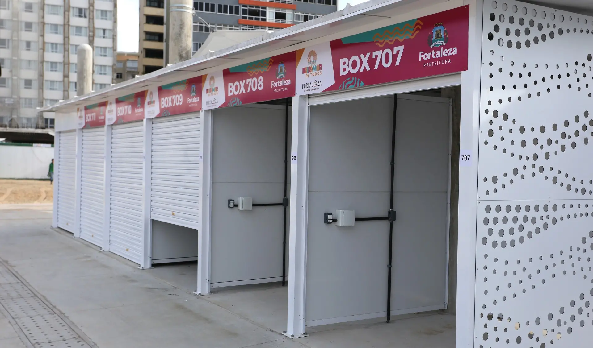 As unidades contam com piso em concreto, estrutura metálica com acabamentos em ACM perfurados, porta de rolar e sombreamento feito por meio de lonas tensionadas