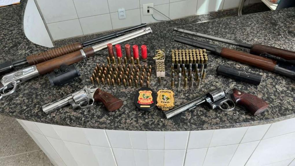 Armas apreendidas em 29 de abril de 2022 escondidas em casa de médico no Crato