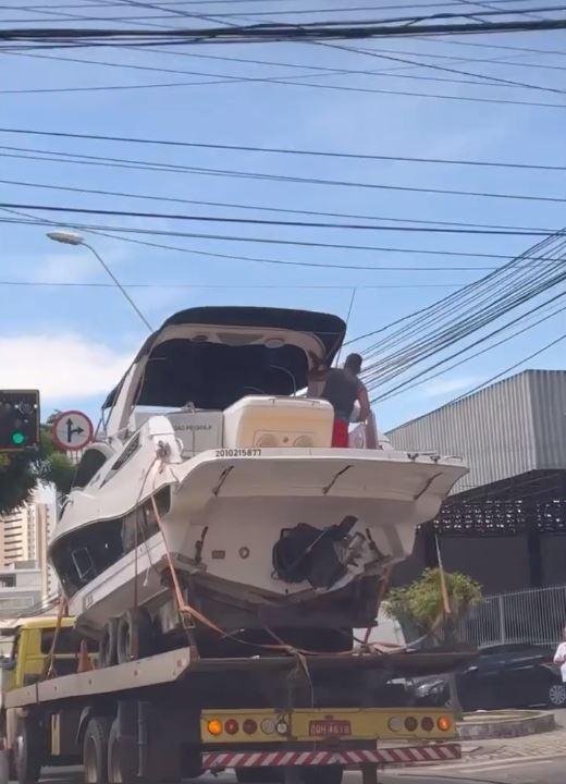 Reboque com lancha causa transtorno na avenia Dom Manuel