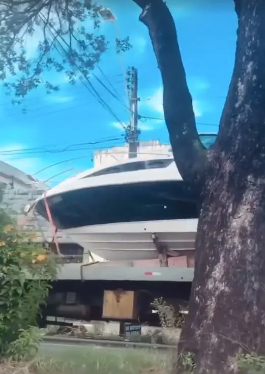 Reboque com lancha na avenida Dom Manuel