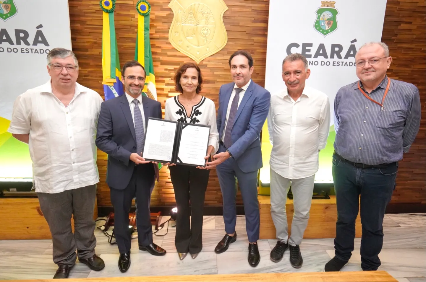 Governadora assinou documento nesta sexta-feira (29)