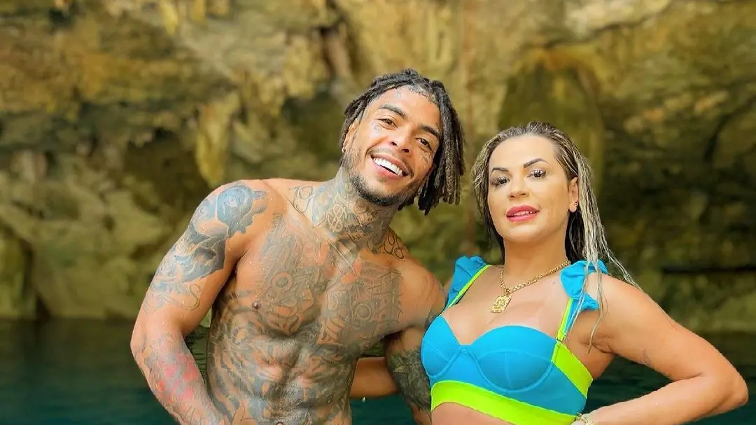 Deolane Bezerra e mc kevin abraçados e sorrindo