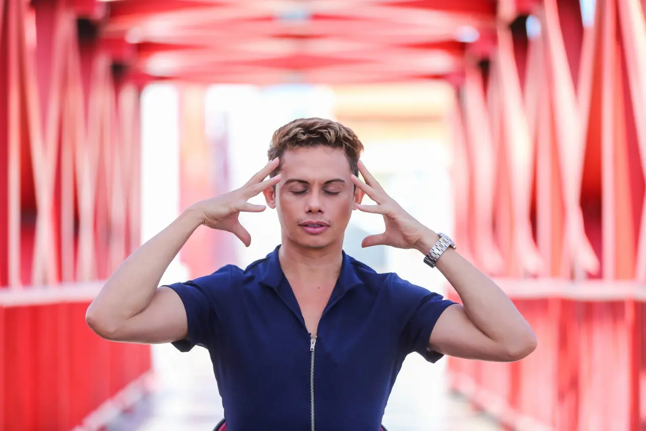 Dedicação e disciplina que marcam os trabalhos para o teatro, cinema, TV, música, performance e escrita