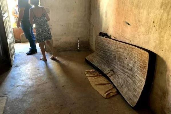 Colchão velho em cárcere privado no Rio de Janeiro