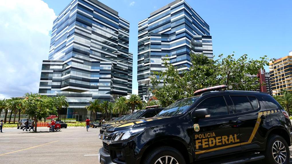 Em primeiro plano, uma viatura da Polícia Federal. Em segundo plano, a sede do órgão em Brasília.