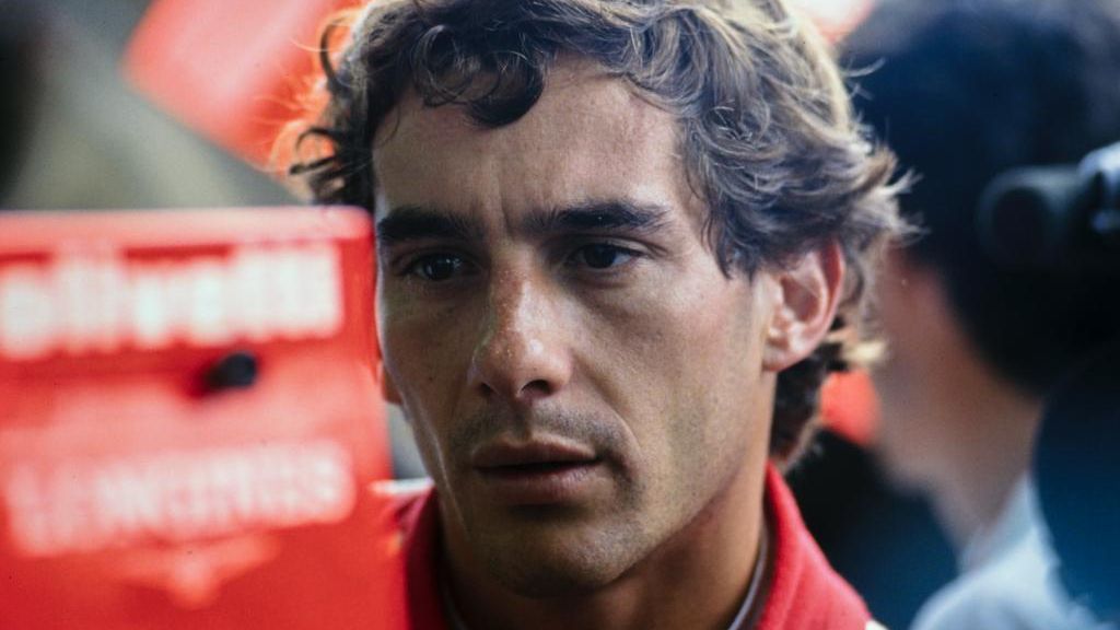 O piloto brasileiro Ayrton Senna está de perfil.