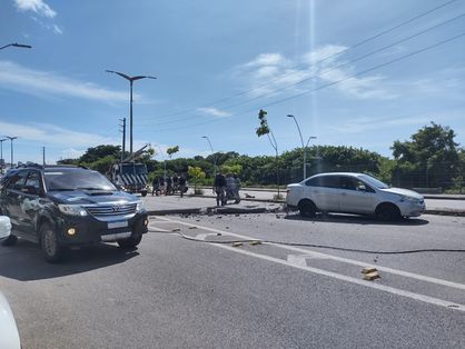 Avenida Raul Barbosa com poste caído, viatura e carro quase atingido pelo equipamento