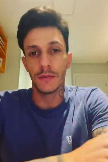 Imagem mostra homem olhando para câmera