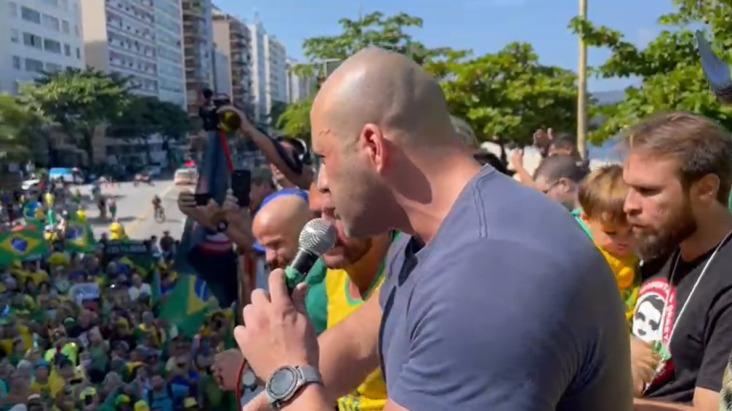 O deputado federal Daniel Silveira fala em ato bolsonarista em praia do Rio de Janeiro.