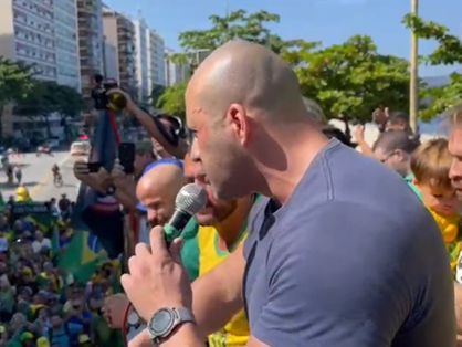 O deputado federal Daniel Silveira fala em ato bolsonarista em praia do Rio de Janeiro.