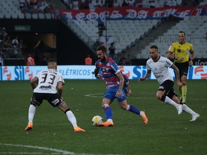 Atletas de Fortaleza e Corinthians disputam bola