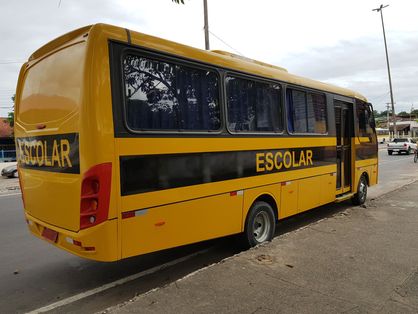 Ônibus escolar estacionado em uma rua