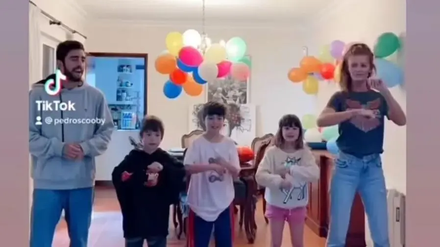 Imagem da notícia: Pedro Scooby retorna a Portugal e reencontra os filhos: 'papai chegou!'