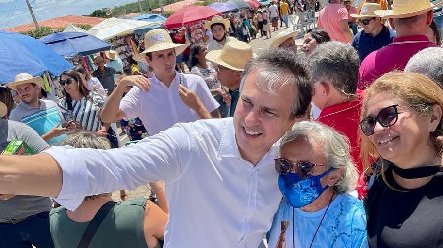 Camilo tira selfies com apoiadores em Tauá