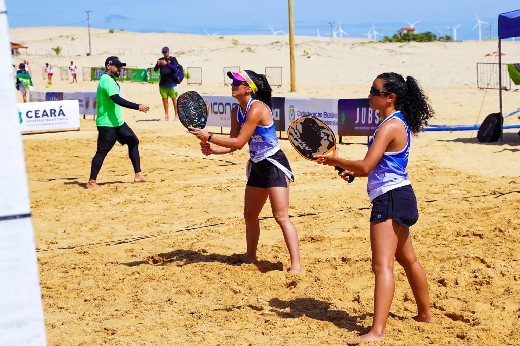 Imagem mostra duas mulheres com raquetes