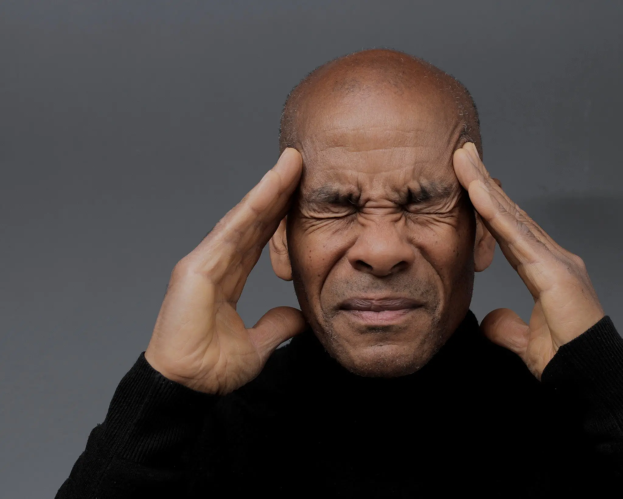 Homem negro com dor de cabeça