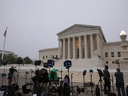 Repórteres posicionados em frente a Suprema Corte dos Estados Unidos em 3 de maio de 2022