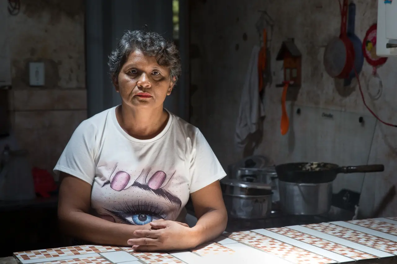 Helana na cozinha da casa dela