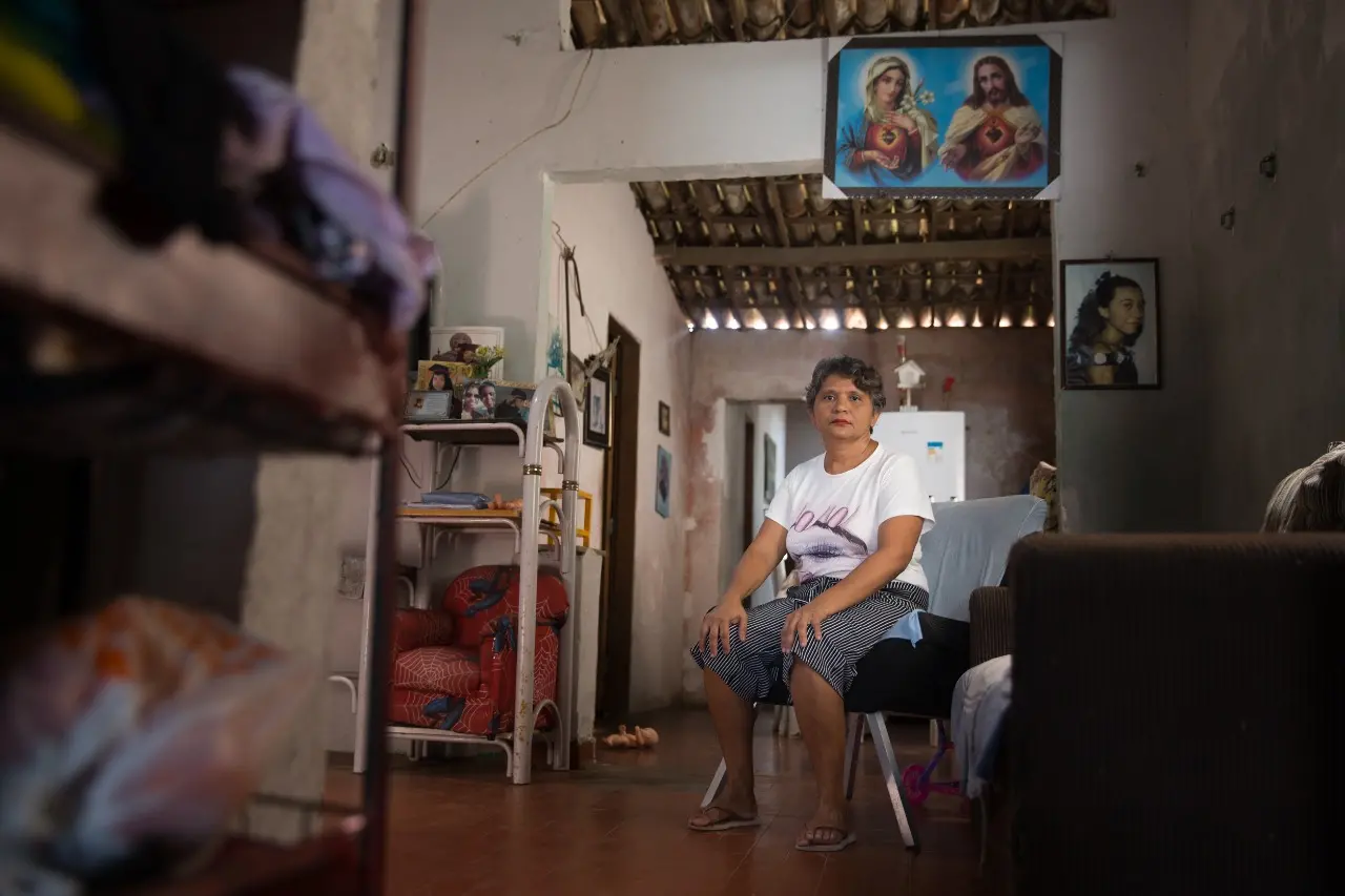 Personagem sentada na sala