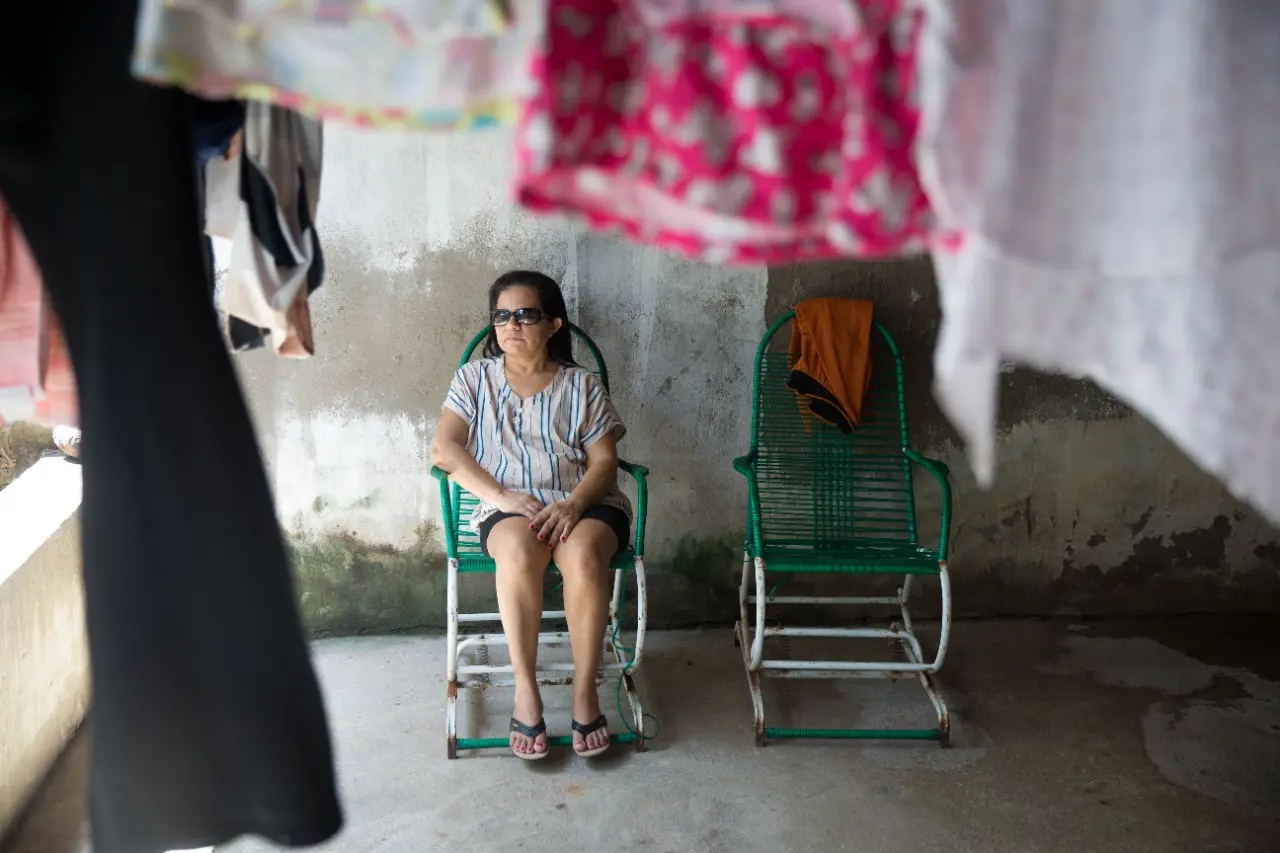 Personagem sentada numa cadeira de balanço