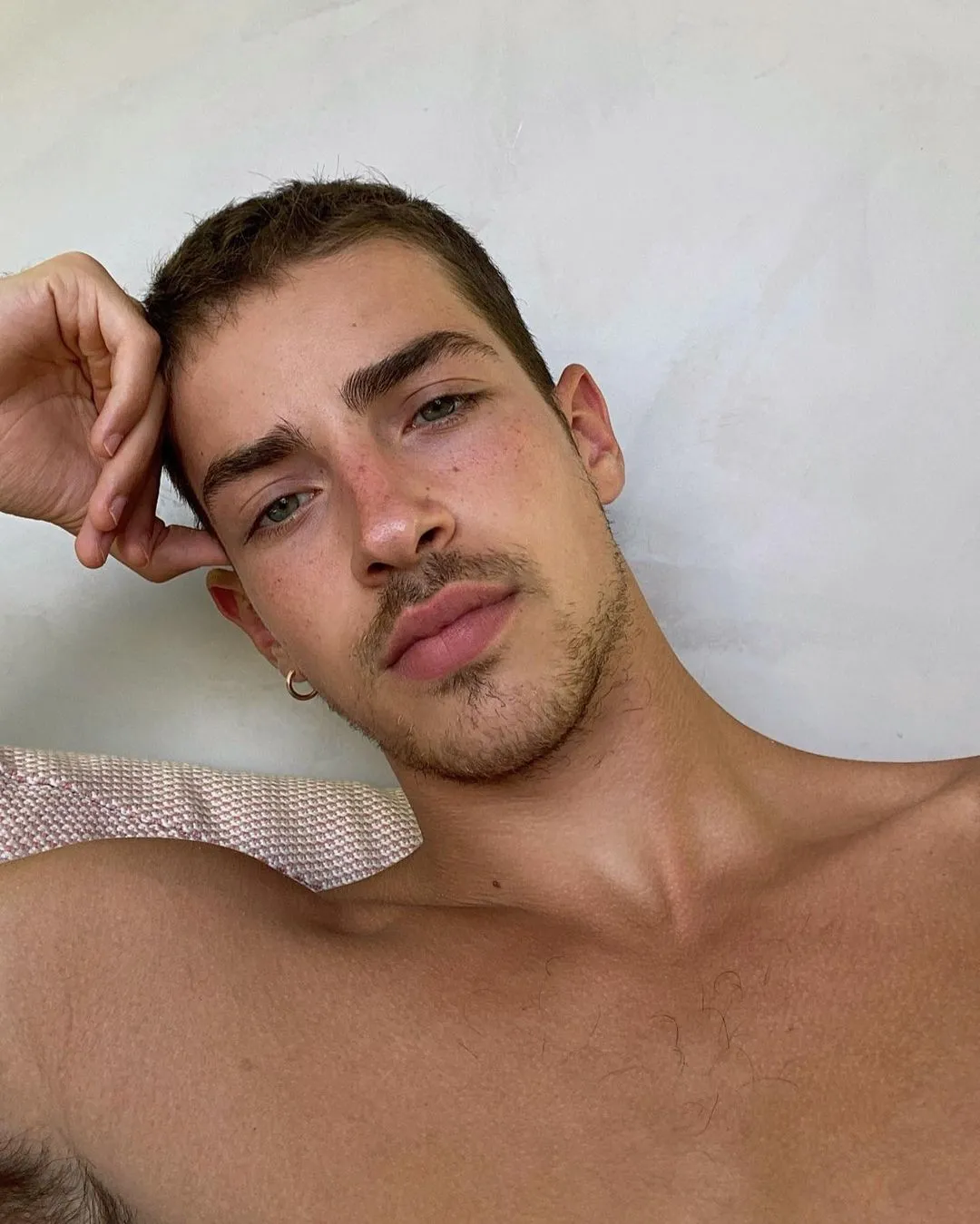 Em redes sociais, Manu Rios posta ensaios fotográficos