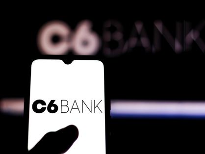 Nesta ilustração fotográfica, o logotipo do C6 Bank é exibido em um smartphone